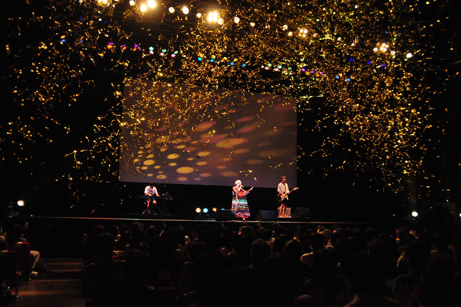 エンディングテーマ『ちいさな英雄』を歌う木村カエラ（提供画像）