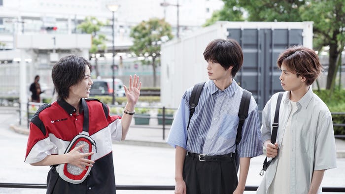 奥智哉、西垣匠、草川拓弥/「みなと商事コインランドリー」第11話より(C)缶爪さわ・椿ゆず/KADOKAWA/「みなと商事コインランドリー」製作委員会
