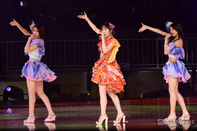 左から：近野莉菜、仁藤萌乃、北原里英（C）AKS