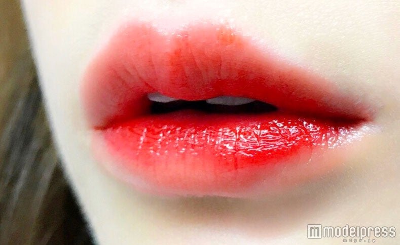 【3CE】「タトゥーリップティント“Yay or Nay”」＋「リップグロス“HOORAY”」使用／写真：Risa（C）モデルプレス