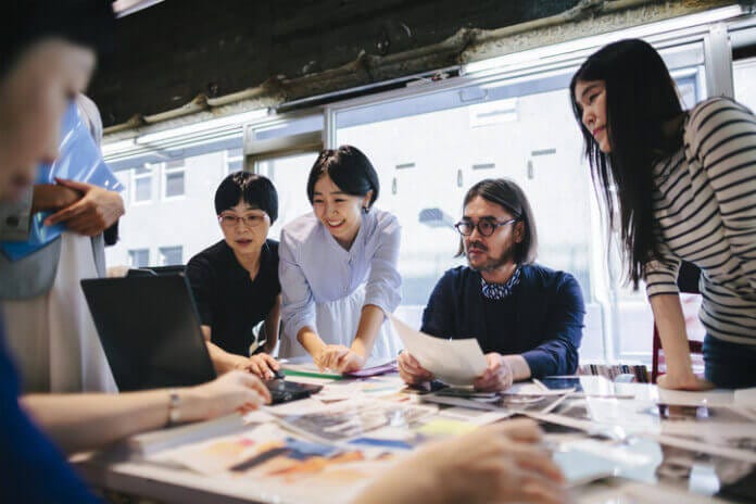 別の男性を褒める