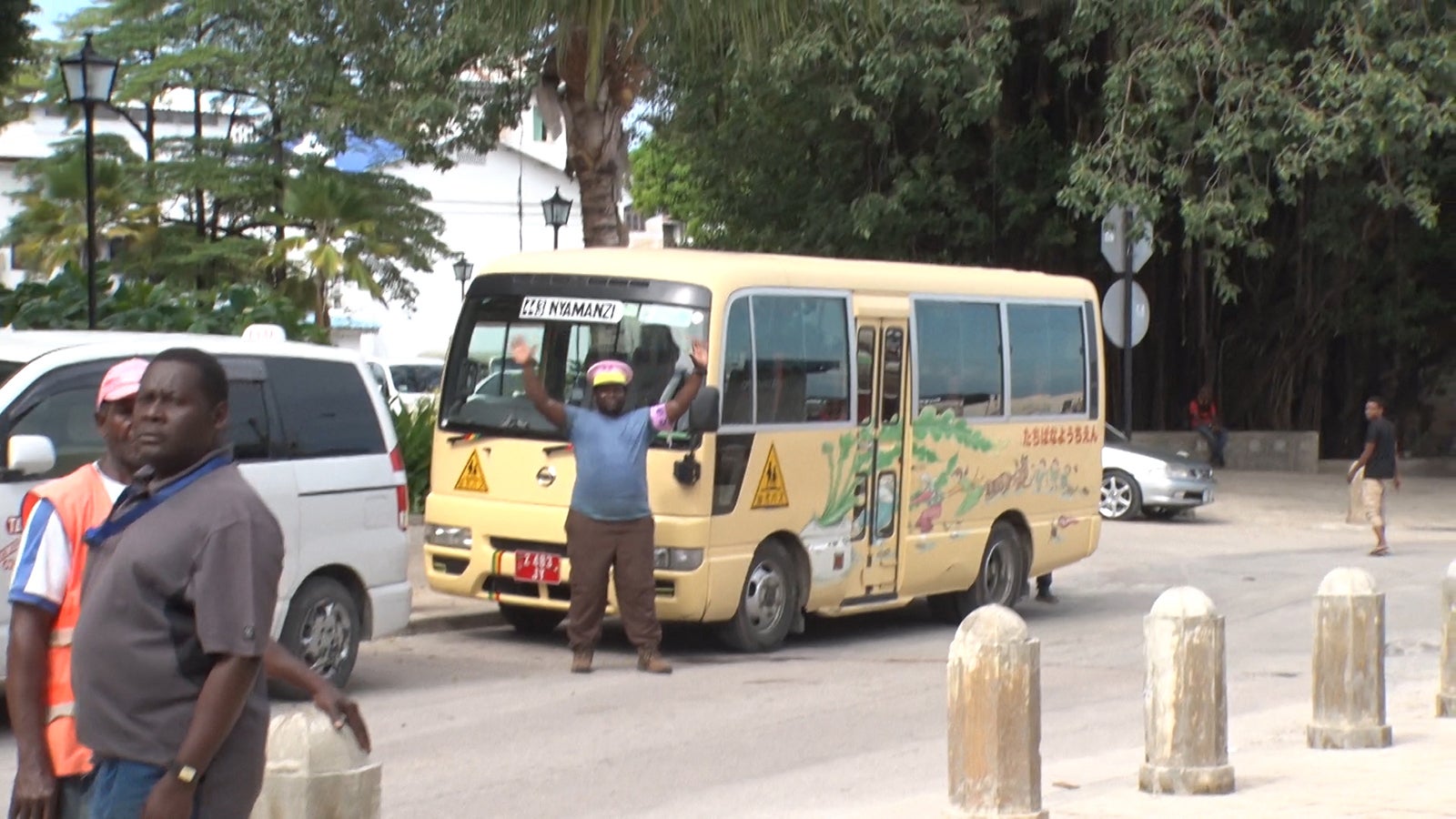 ザンジバルでは幼稚園バスがラブワゴンに「あいのり：African Journey」第22話より（C）フジテレビ