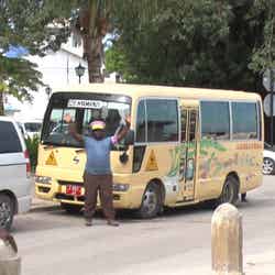 ザンジバルでは幼稚園バスがラブワゴンに「あいのり：African Journey」第22話より（C）フジテレビ