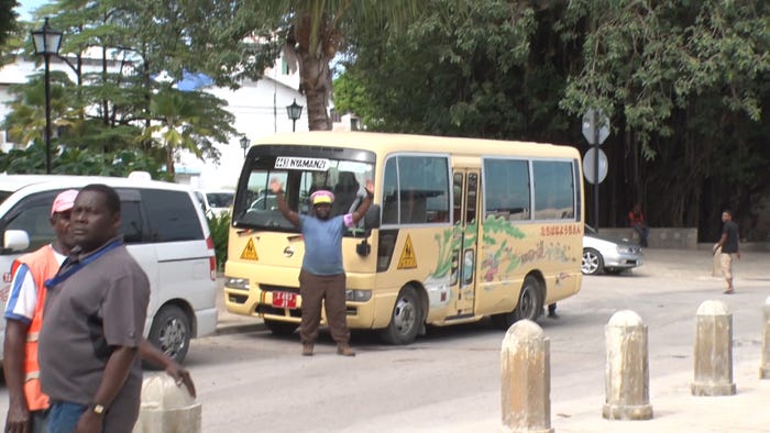 ザンジバルでは幼稚園バスがラブワゴンに「あいのり:African Journey」第22話より(C)フジテレビ