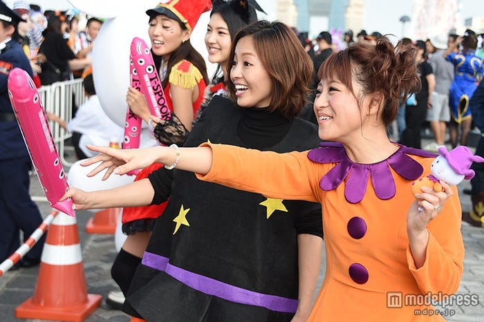 来場者とふれあう(左から)小森純、鈴木奈々