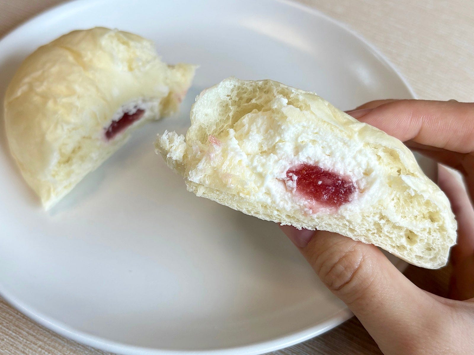 ミルククリームといちごジャムのおいしさが口いっぱいに広がります