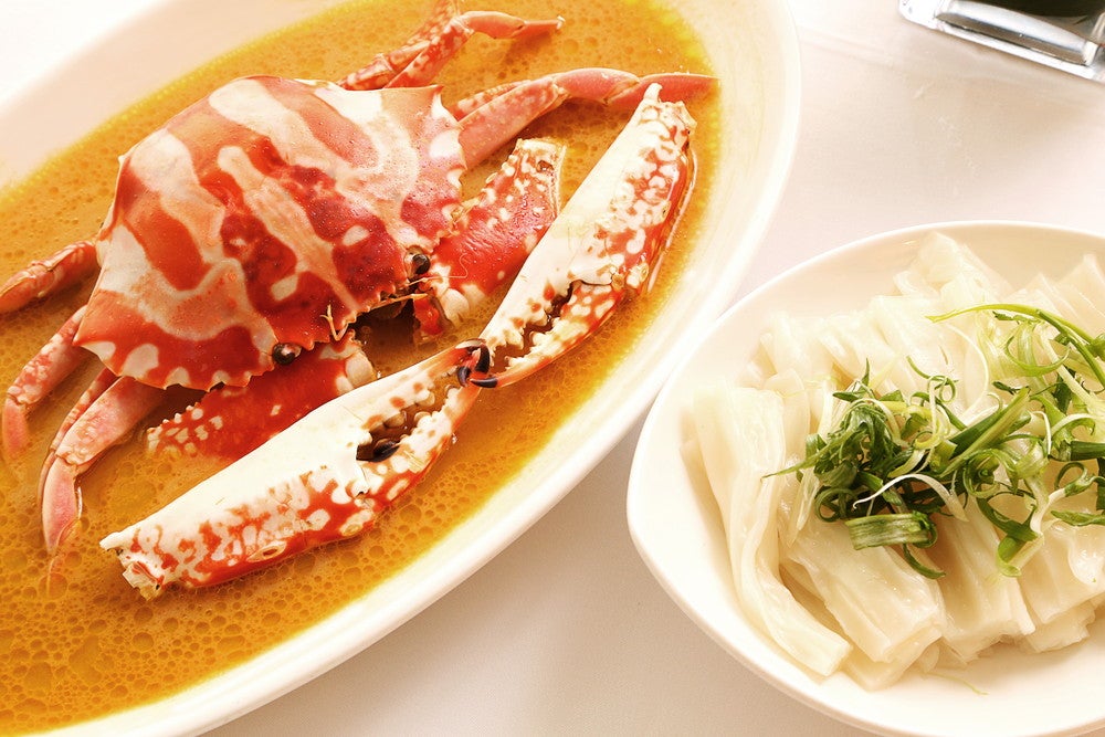 Steamed Fresh Flowery Crab with Aged ShaoXing Wine Fragrant Chicken Oil  _ Flat Rice Noodles（提供画像）