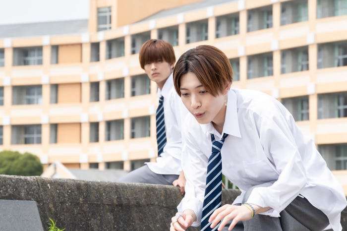 植村颯太、中村嶺亜「犬と屑」第6話より(C)朝賀庵/講談社/「犬と屑」製作委員会・MBS