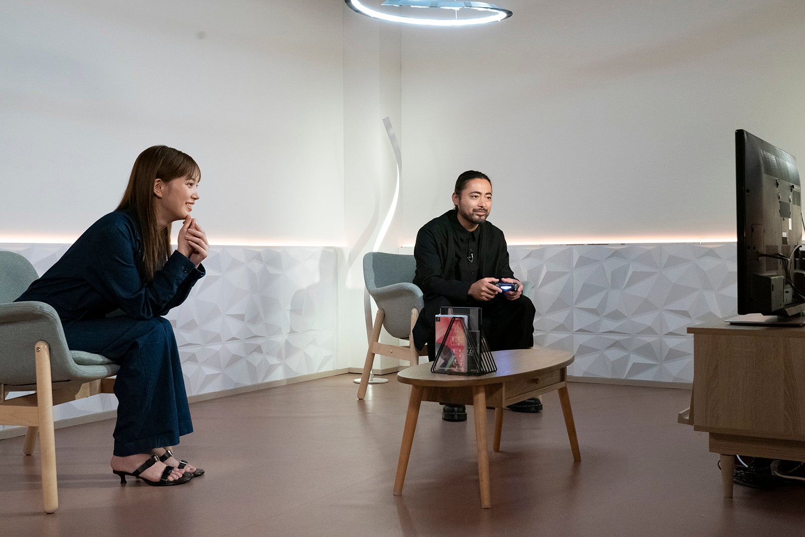 ゲームをプレイする本田翼と山田孝之 （C）NHK