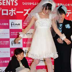 ミニドレスへ早着替えを見せる北乃きい