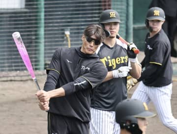 阪神キャンプに謎の透明バット 内部で揺れるピンクの液体 この日合流の糸井SAが佐藤輝に打撃指導