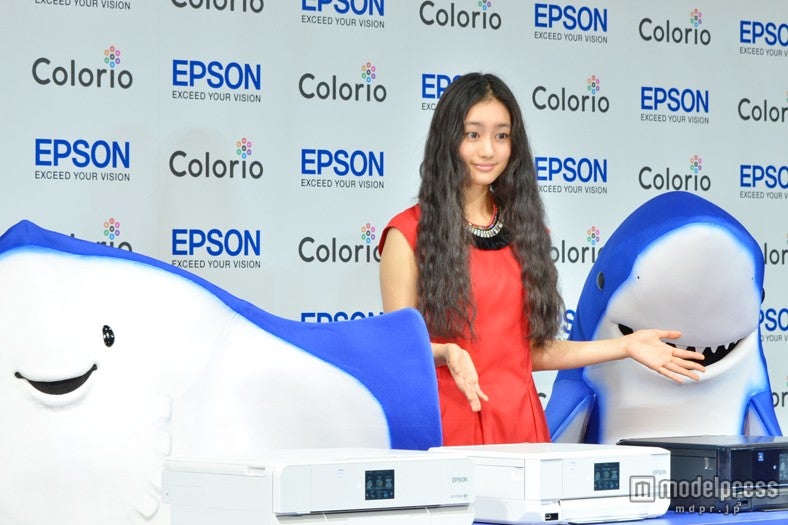 忽那汐里（中）とCMキャラクターのエイさん（左）とちいサメ（右）