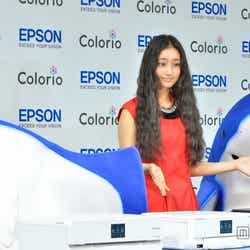 忽那汐里(中)とCMキャラクターのエイさん(左)とちいサメ(右)