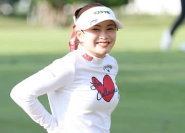 人気女子ゴルファー 「足長！」際立つパンツスタイルに反響 清楚コーデに「めちゃくちゃキレイ」
