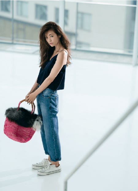 キャミソール¥8,900/DRWCYS デニムパンツ¥11,800/ラックデニム(アーバンリサーチ 神南店) プリントファー付きバッグ¥21,000/コンピレーション×アーバンリサーチ(アーバンリサーチ 神南店) スニーカー¥12,000/CONVERSE(コンバースインフォメーションセンター)(C)TOPLOG