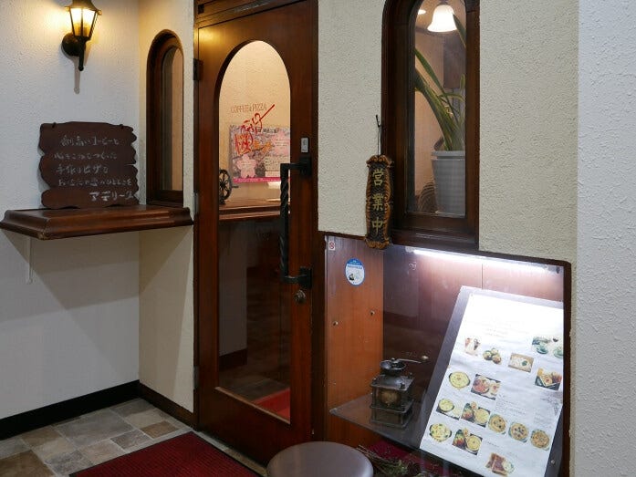 ビル2階にある老舗喫茶店「アデリータ」。昭和の香りが漂います