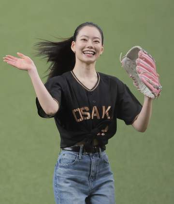 「ファーストピッチの子、めっちゃ可愛いな」京セラドーム降臨の26歳美女にネット騒然 お腹覗かせ可憐投球「脚細い、長い、綺麗」「スタイル良すぎだろ」