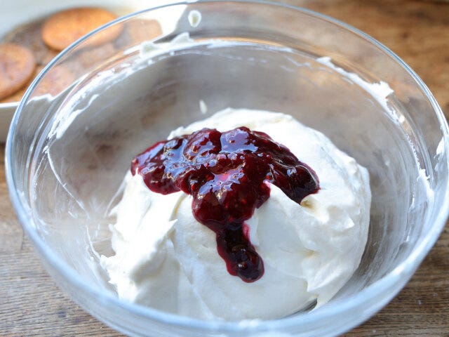 ①を加え、下から大きく救うように3～4回混ぜ、マーブル模様にする。