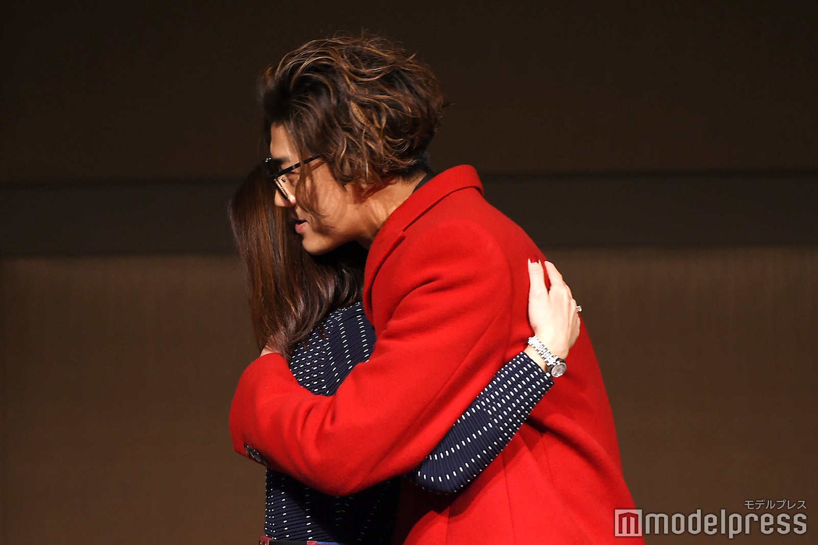 プレゼンターとハグする赤西仁 （C）モデルプレス