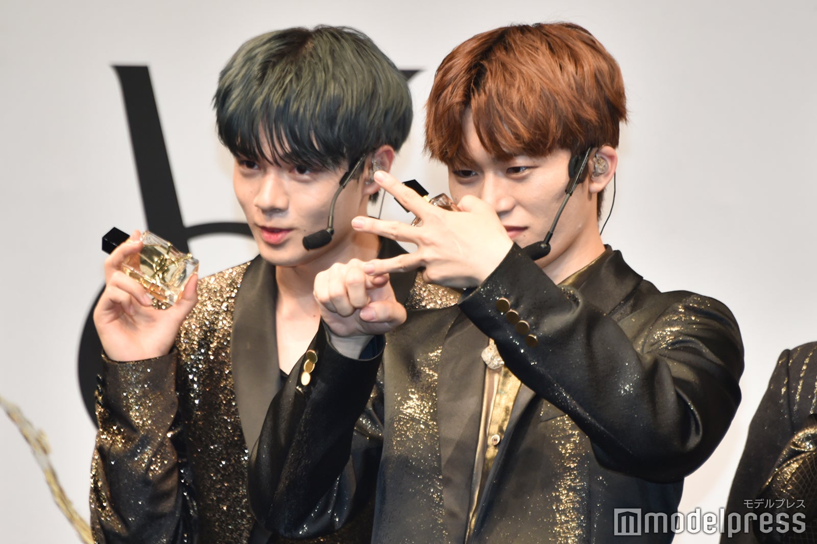 「3＋3＝8」と宇宙人発言をする鶴房汐恩と確認する木全翔也 （C）モデルプレス