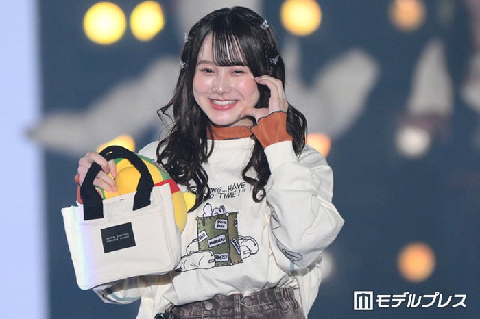 本田紗来、“ハートポーズ”でキュートな笑顔魅せる【関西コレクション 2024 A／W】