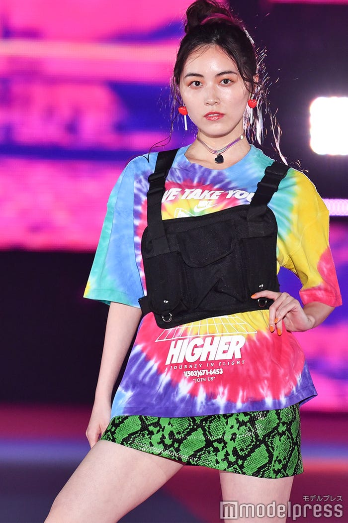 Ske48松井珠理奈 堂々モデルの顔に 派手ファッションでクールな魅力 Girlsaward 19 Spring Summer モデルプレス
