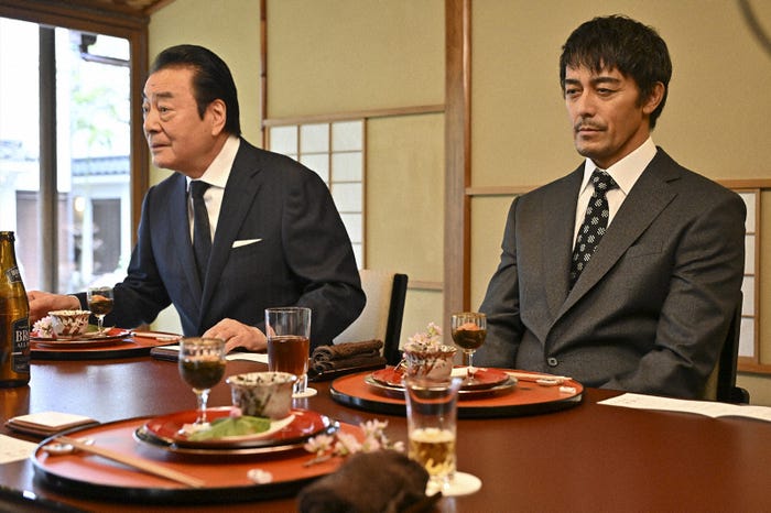 高橋英樹、阿部寛「キャスター」第5話(C)TBS