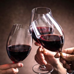 ワインの疑問に回答! 乾杯でグラスをあてるのはNG? グラス回しは反時計回り? ワイン3つの約束事