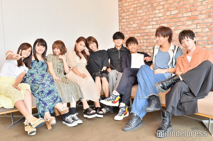 (前列左から)こいはる、かおる、もも、ミキ、めぐ、りょう、シュンスケ、とむ、ダイチ(C)モデルプレス
