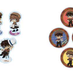(左)<DINER UNIFORM mini vol.1>ミニアクリルスタンド(ランダム7種) 税込990円、(右)<DINER UNIFORM mini vol.>アクリルコースター(ランダム7種) 税込990円(C)青山剛昌/小学館・読売テレビ・TMS 1996