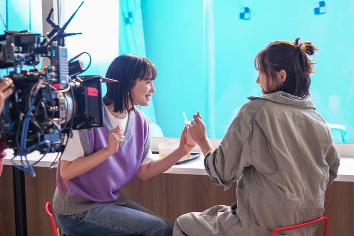 広瀬すず、宮崎あおい/新TVCM「寄り道マック 夕方のピーチ」篇メイキングより(提供写真)