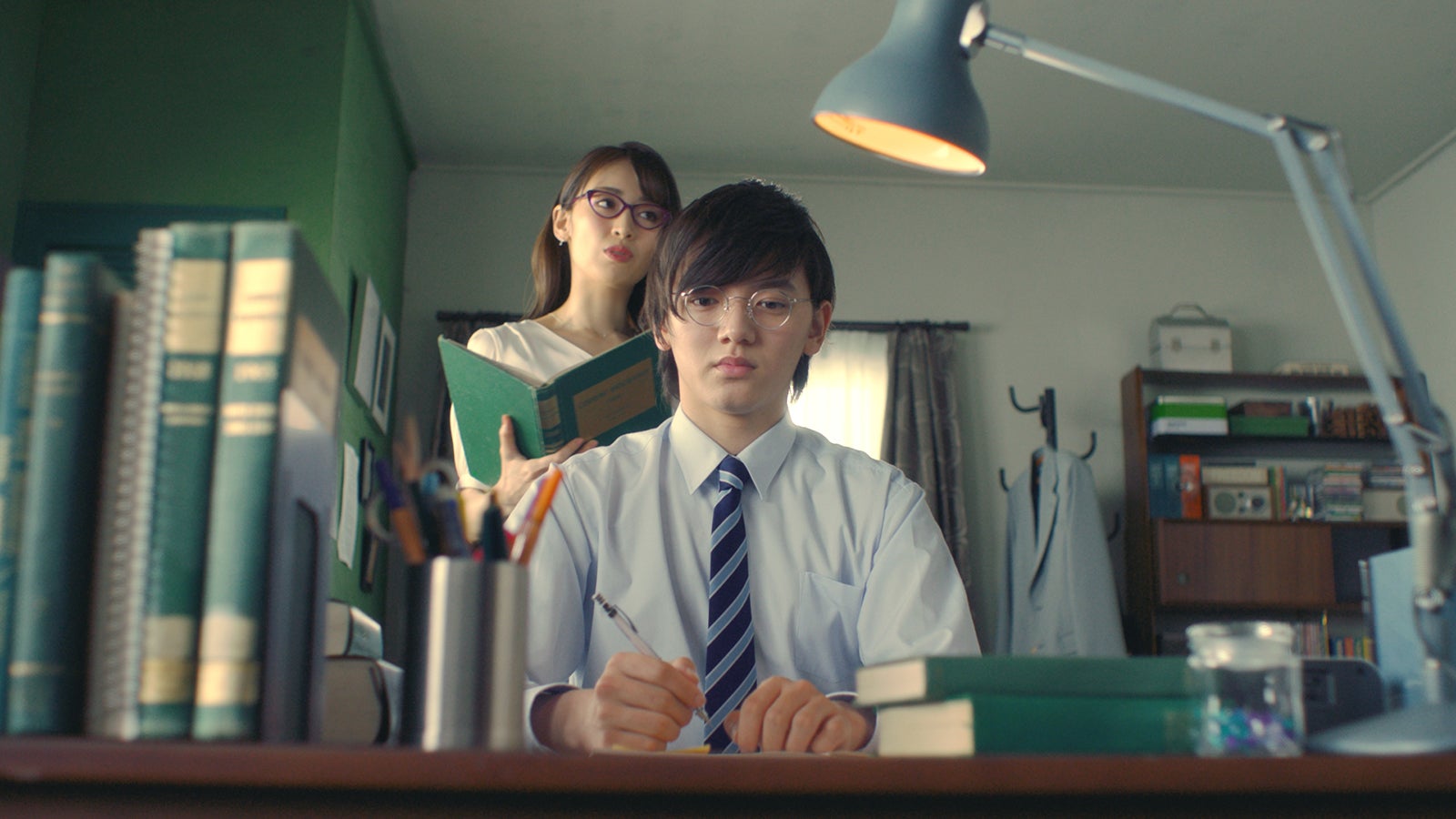 泉里香、濱田龍臣／「家庭教師」篇より（提供写真）