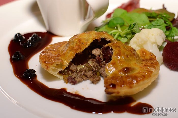 パイの中には鴨肉とレンズ豆などが詰まっている