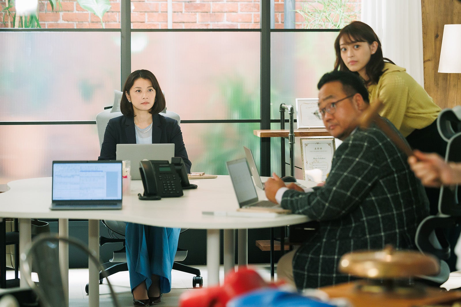 （左）小池栄子「コタツがない家」第1話より（C）日本テレビ