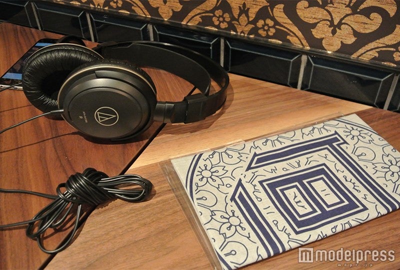 風呂敷とヘッドフォン（C）モデルプレス