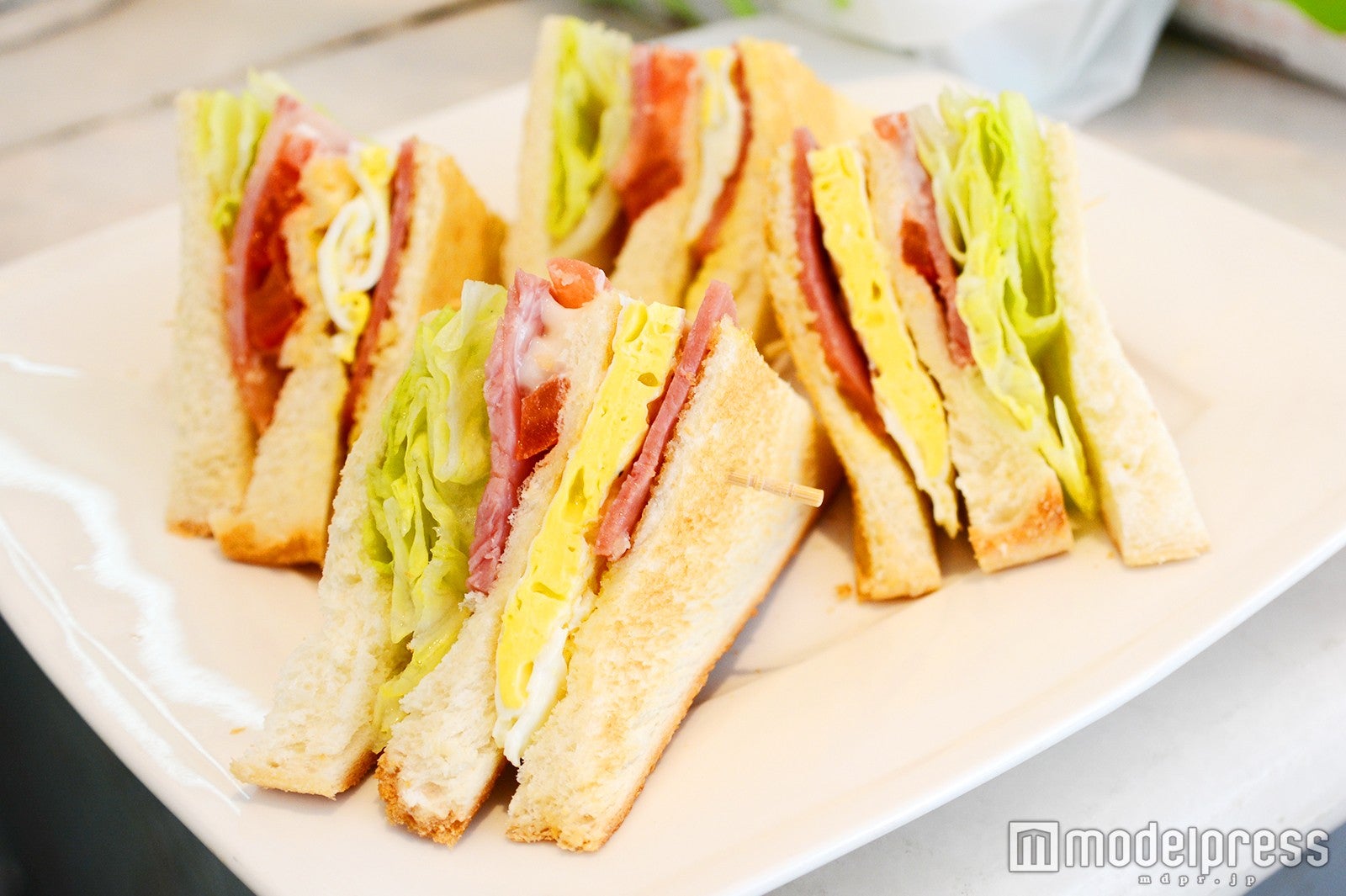 ボリューム満点のサンドイッチ（C）モデルプレス