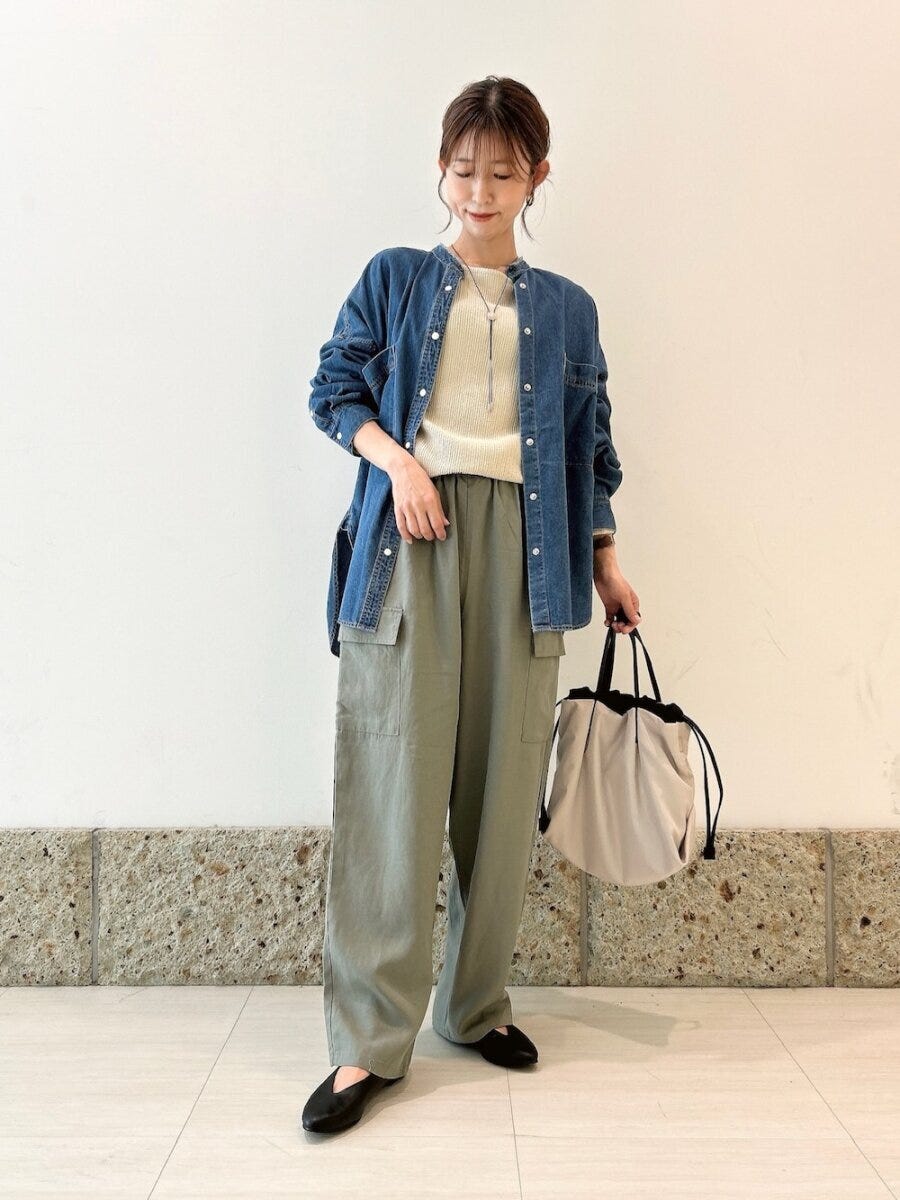 2026春大人女性おすすめシャツ羽織りノーカラーデニムコーデ