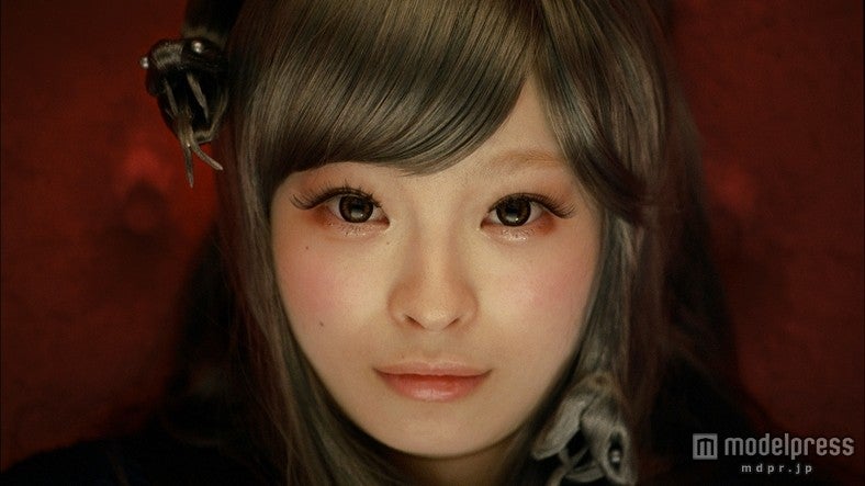 きゃりー扮する“きゃりーかむかむ”／「g.u.」新CM「ファッションモンスター the ファイナル」篇より