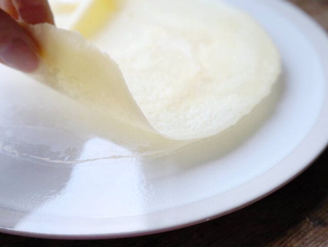 ホットケーキミックスのクレープ　レシピ　ラップからクレープを剥がす
