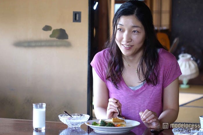 秋本岬役の安藤サクラ(C)2015 西炯子・小学館/「娚の一生」製作委員会