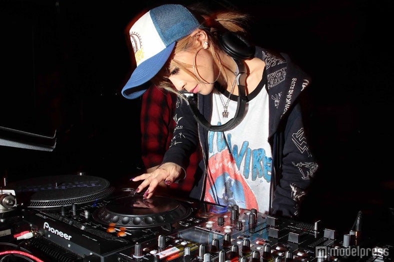DJプレイを披露する川端かなこ