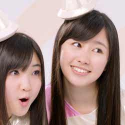 (左から)有安杏果、佐々木彩夏/新CM「爽 バニラと氷篇」