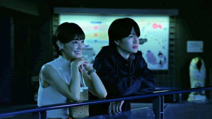 倉科カナ、菊池風磨(C)「隣の男はよく食べる」製作委員会