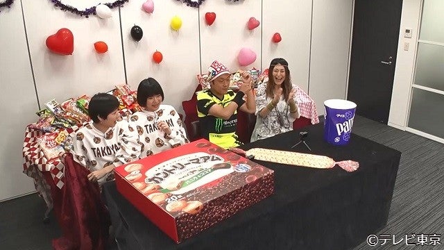 はらぺこツインズ Max鈴木 アンジェラ佐藤らが巨大化お菓子約kg大食いに挑戦 内村のツボる動画大賞 モデルプレス はらぺこツインズ Max鈴木 アンジェラ佐藤らが巨大化お菓子約kg大食いに挑戦 内村のツボる動画大賞 モデルプレス