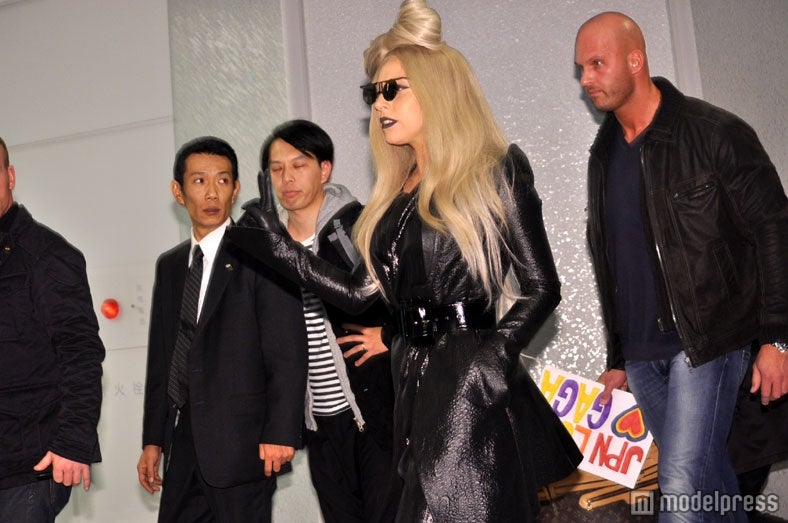 成田空港に到着したレディー・ガガ