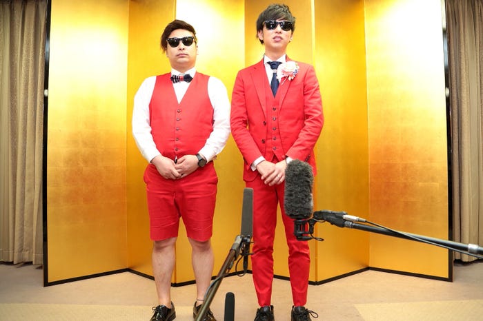 8.6秒バズーカー(左:はまやねん、右:田中シングル)/画像提供:よしもとクリエイティブ・エージェンシー