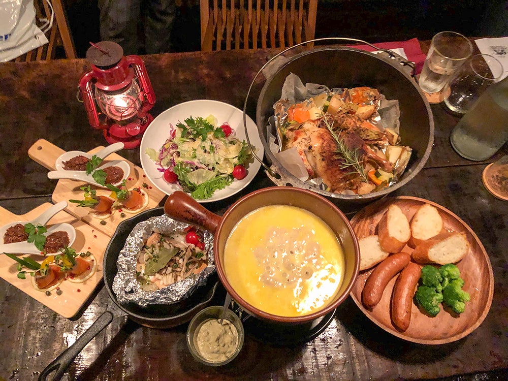 本格キャンプ料理が楽しめる／画像提供：白馬樅の木ホテル