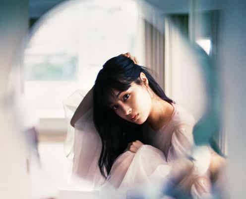広瀬すず、10周年記念写真集3度目の重版決定 ベトナムでの大人な雰囲気のカットも公開<レジャー・トレジャー>