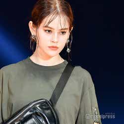 モデルプレス - emma、ミニ丈ワンピで美脚披露 シンプルコーデでオーラ際立つ<TGC富山2018>