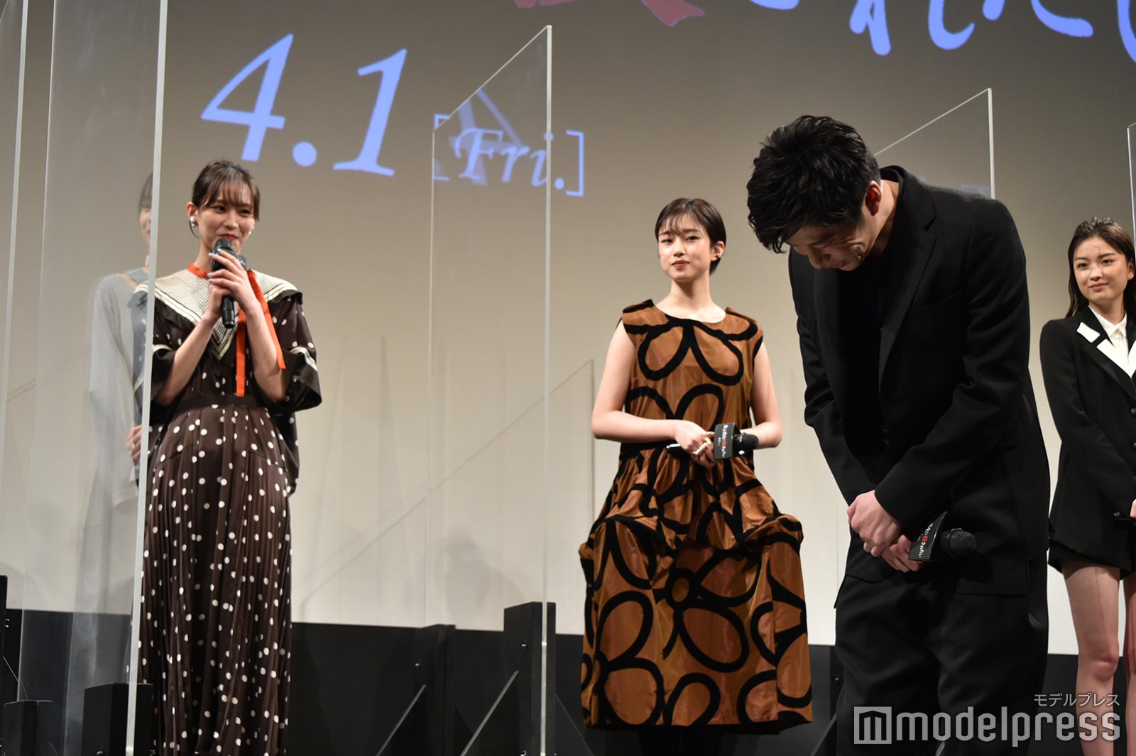 南沙良に原作超えの狂気を絶賛され頭を下げる田中圭（C）モデルプレス